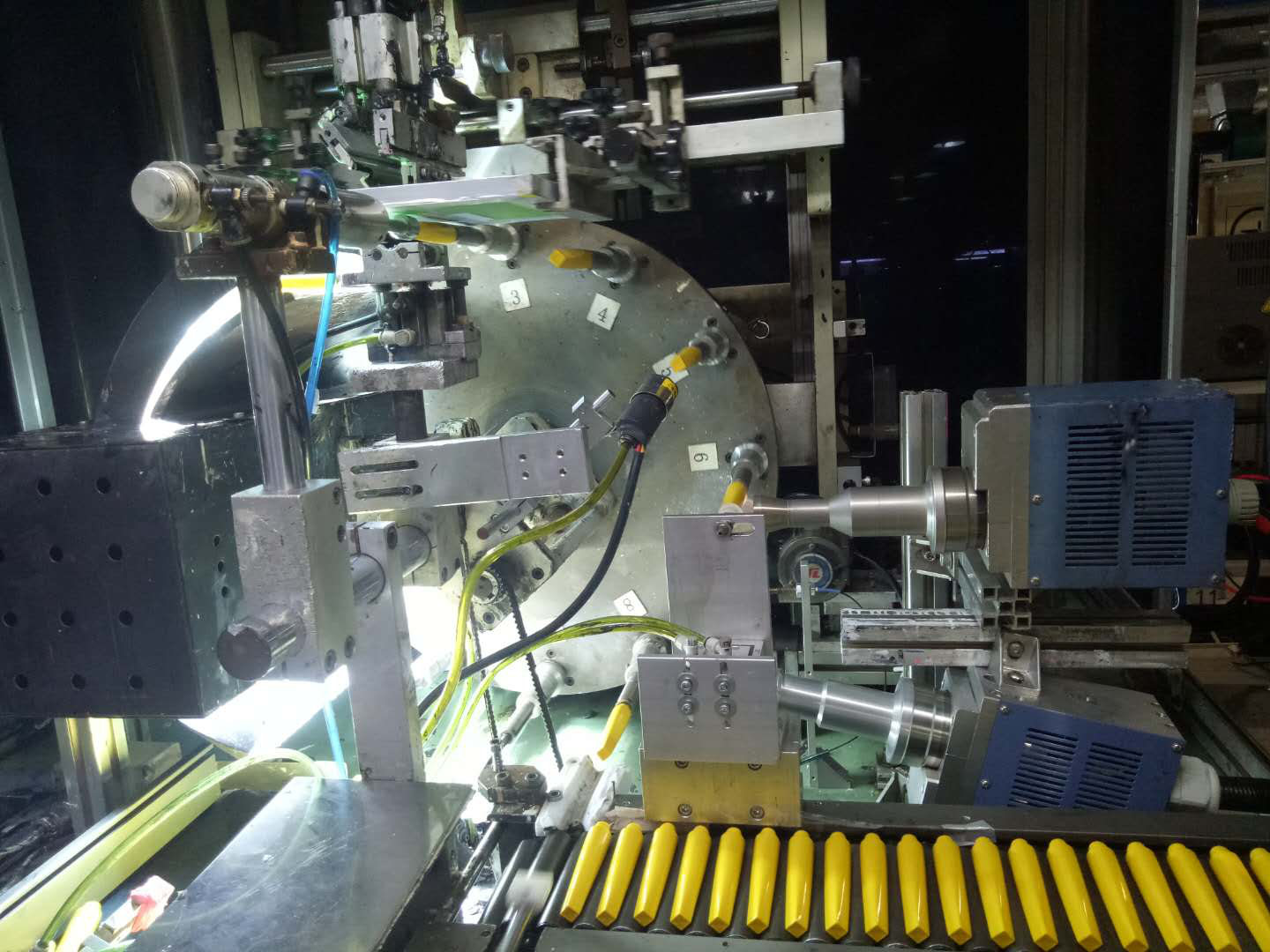 化妝品包裝容器處理中-普樂(lè)斯等離子清洗機(jī)